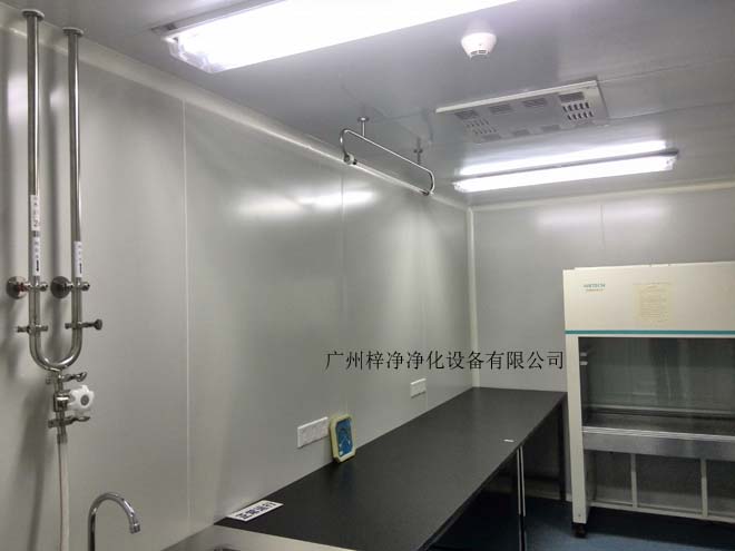 建造和使用潔凈室能有效減少室內(nèi)誘入、產(chǎn)生及滯留粒子。