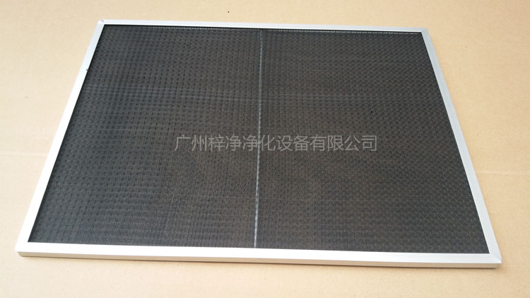 尼龍網(wǎng)初效過濾器骨架采用直徑為6mm的鐵絲焊接處理,目的防止過濾器變形。