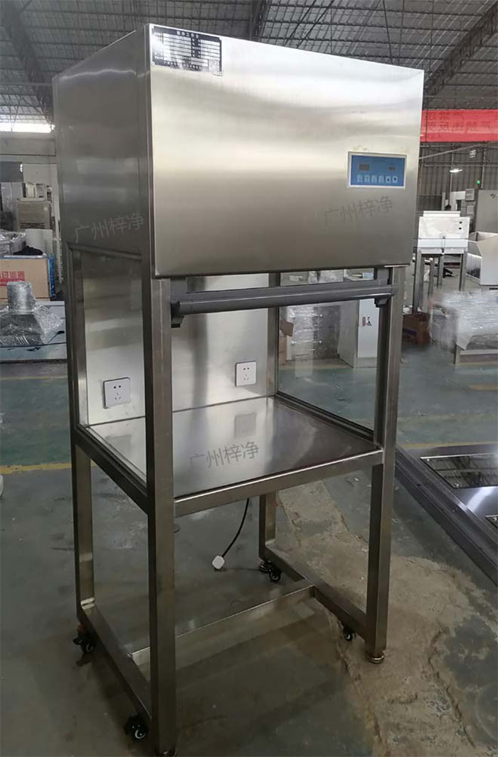 升降門(mén)超凈工作臺(tái)是采用單向空氣流，室內(nèi)空氣經(jīng)預(yù)初效過(guò)濾器進(jìn)入靜壓箱，再經(jīng)過(guò)高效空氣過(guò)濾器，最后在操作區(qū)內(nèi)形成高度潔凈的單向空氣流，是提供操作區(qū)高潔凈度工作環(huán)境的理想設(shè)備。