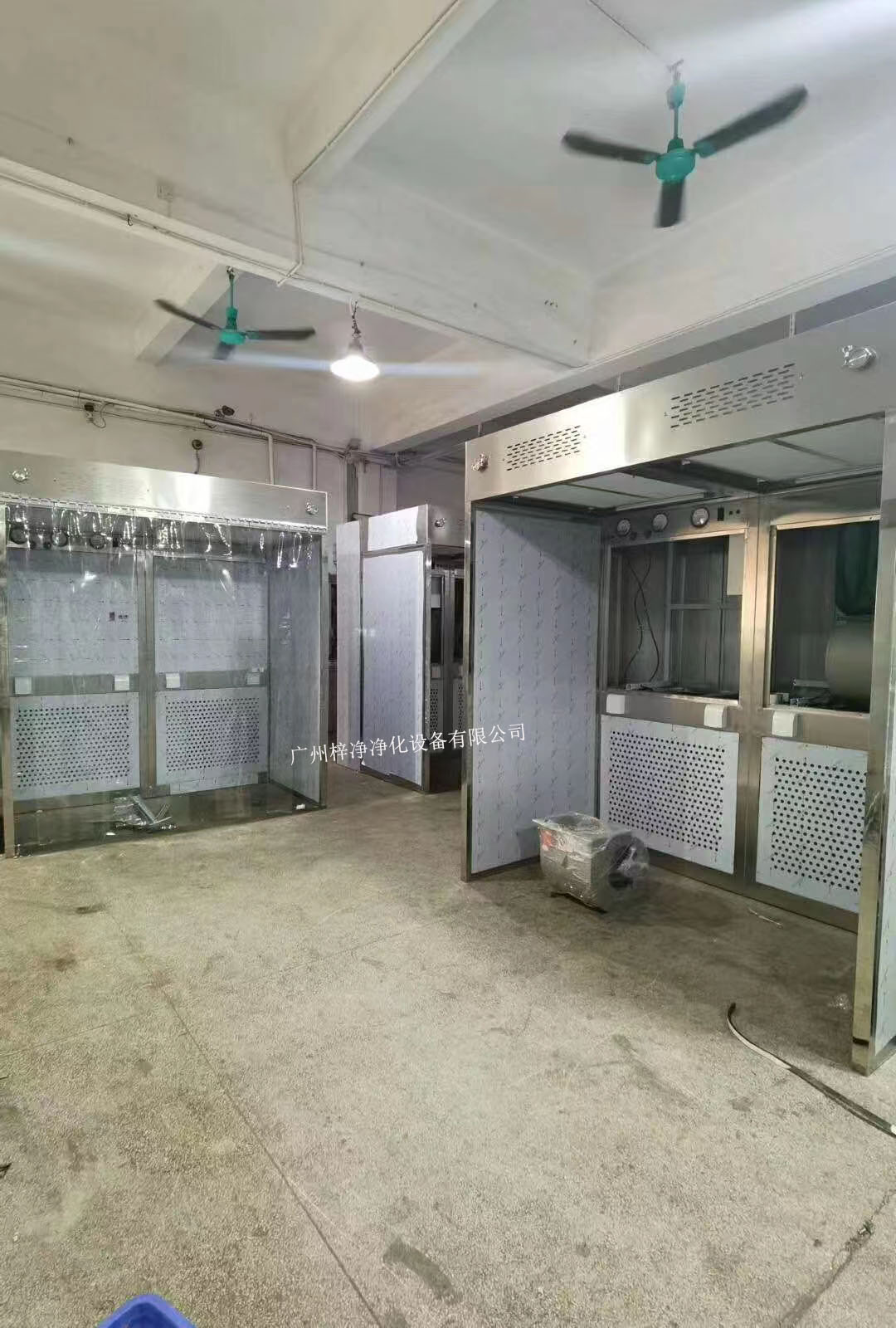 負(fù)壓稱量室設(shè)備由工作區(qū)、回風(fēng)箱體、風(fēng)機(jī)箱體、出風(fēng)箱體及外箱體幾大部分拼裝而成。