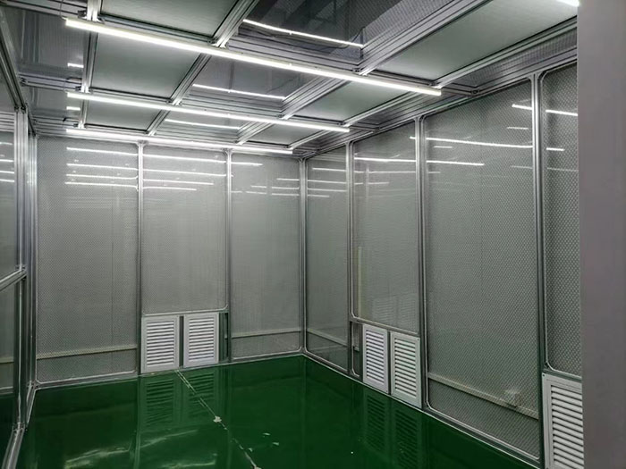 選擇百級無塵潔凈棚還是千級無塵潔凈棚，應根據(jù)具體的生產(chǎn)需求、產(chǎn)品要求和預算來決定。