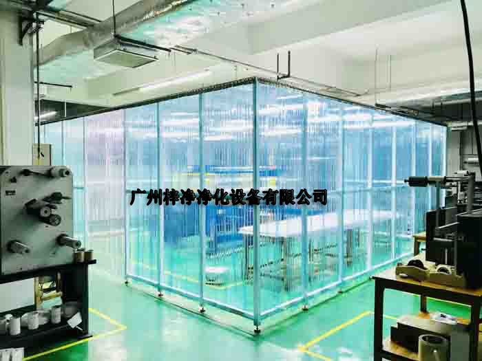潔凈棚主要作用是防止塵埃和微生物進(jìn)入潔凈區(qū)域，同時(shí)有效降低靜電的產(chǎn)生，保障產(chǎn)品的質(zhì)量和生產(chǎn)環(huán)境的穩(wěn)定性。