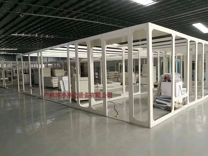 潔凈棚通過其特定的結構和設計，如全封閉系統(tǒng)、FFU、高效空氣過濾器（HEPA）等